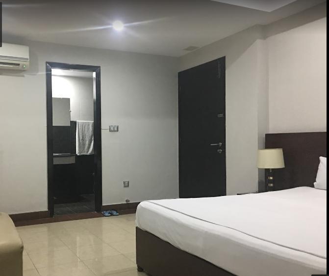 Hotel Multan Continental Екстериор снимка