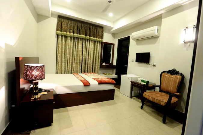 Hotel Multan Continental Екстериор снимка