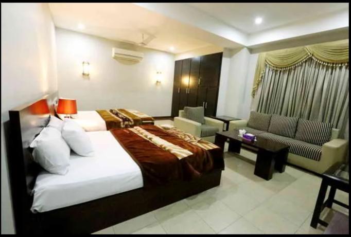 Hotel Multan Continental Екстериор снимка