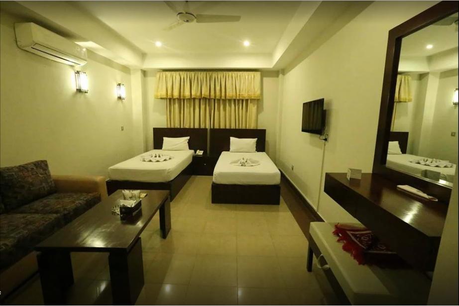 Hotel Multan Continental Екстериор снимка