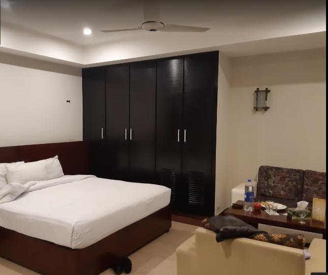 Hotel Multan Continental Екстериор снимка