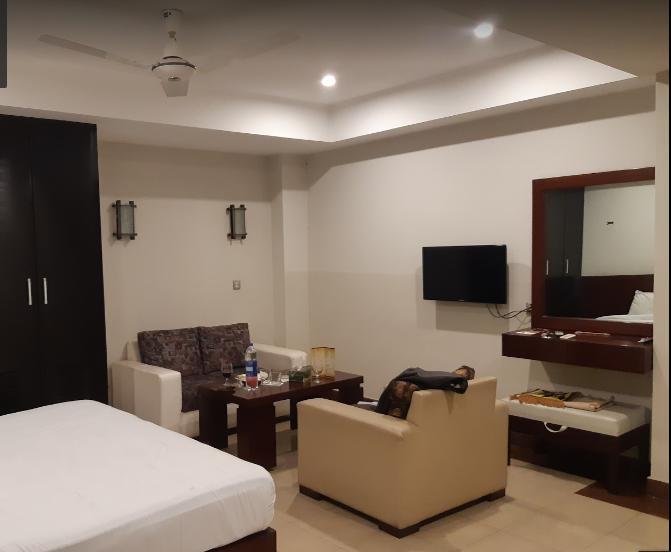 Hotel Multan Continental Екстериор снимка