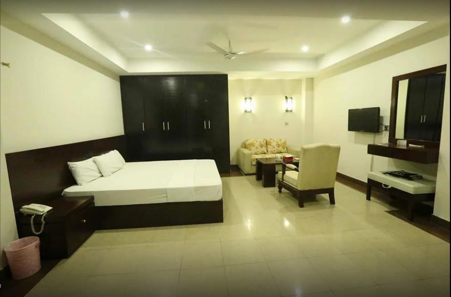Hotel Multan Continental Екстериор снимка